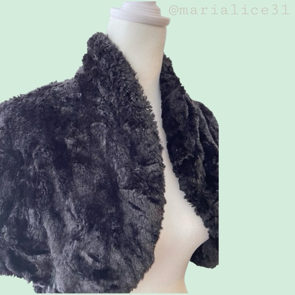 Amanda Ryan Jackets & Blazers - Amanda Ryan Black Faux Fur Shrug. Medium. Like new.